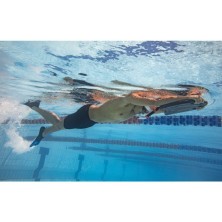 Tabla Natación Zoggs Eva Kick Board medium negro en el agua