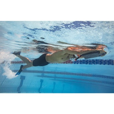 Tabla Natación Zoggs Eva Kick Board medium negro en el agua