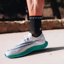 Calcetines Compressport PRO Marathon V2.0 Black White acción