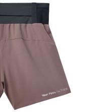 Pantalón running NNormal Race Shorts hombre morado detalle pierna