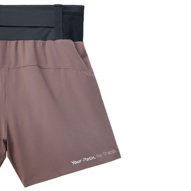 Pantalón running NNormal Race Shorts hombre morado detalle pierna
