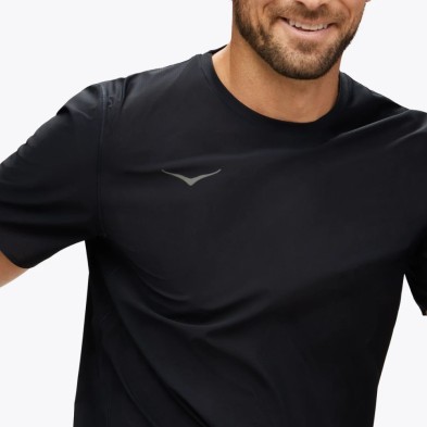Camiseta M/corta Hoka Airolite Run hombre Black detalle logo