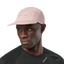 Gorra running Nnormal Race Cap Dusty Pink transpirabilidad