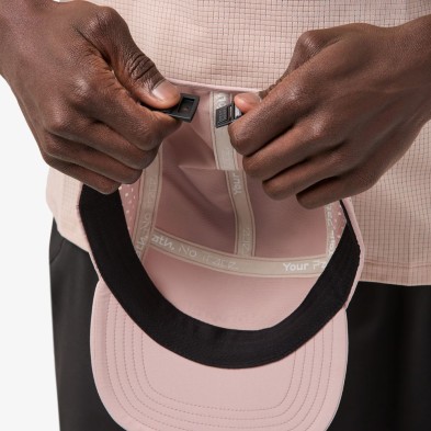 Gorra running Nnormal Race Cap Dusty Pink ajuste trasero