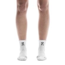 Calcetines caña media On Running Performance Run Sock Mid blanco gris logo negro