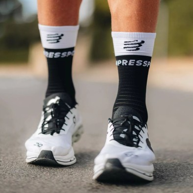 Calcetines compresión Compressport Mid Compression V2.0 Black/White con soporte muscular