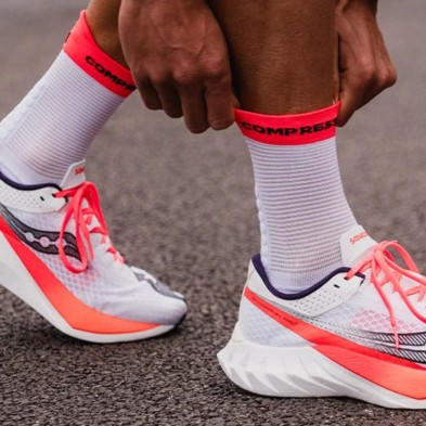 Calcetines Compressport Pro Racing V4.0 Run High blanco rojo eléctrico