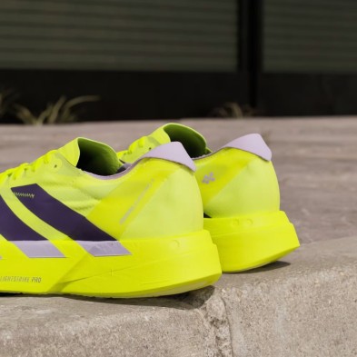Zapatillas Adidas Adizero Adios Pro 4 Mujer amarillo fluor lila claro y lila oscuro tecnología lighstrike pro