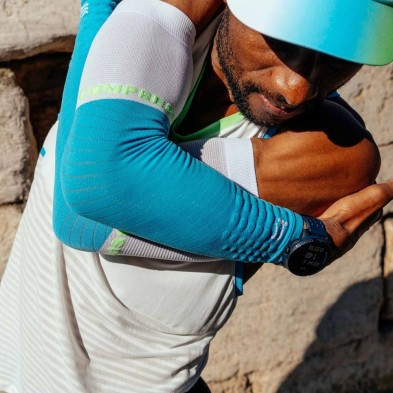 Manguitos Compressport Armforce Norse Blue Neon Green termorregulación