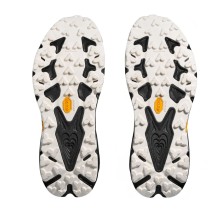 Zapatillas Hoka Speedgoat 7 mujer Black/ White suela con tacos de 5 mm tracción que se adhiere a la roca