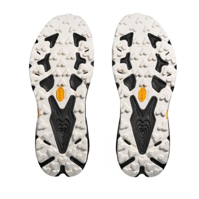 Zapatillas Hoka Speedgoat 7 mujer Black/ White suela con tacos de 5 mm tracción que se adhiere a la roca